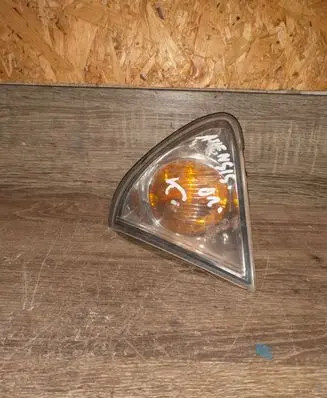Toyota Avensis T220 Front indicator light