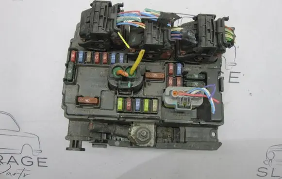 Peugeot 207 Fuse module 9664997880