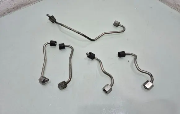 Fuel injector supply line/pipe