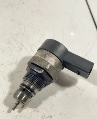 BMW 5 E39 Fuel pressure regulator 0281002738 30935519 261106
