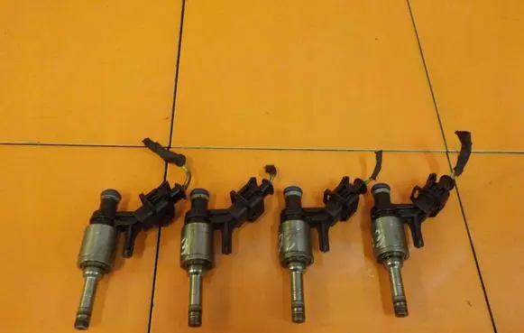 Peugeot 207 Fuel injector 0261500029