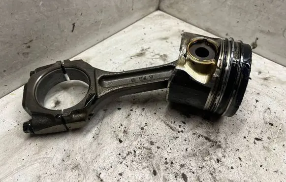 Hyundai Santa Fe Piston with connecting rod A7BD