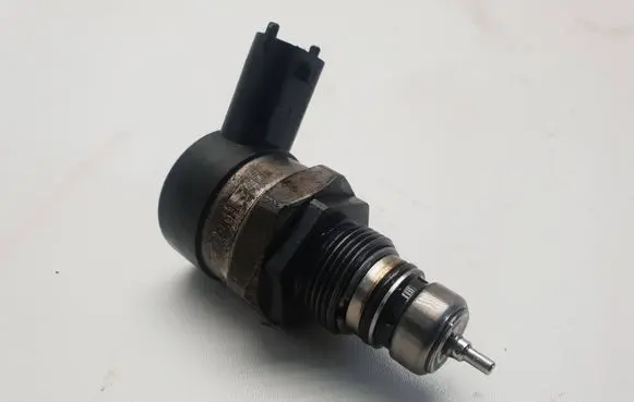 Volvo XC90 Fuel pressure regulator 30777576 24749736 0281002712