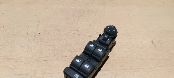Peugeot 208 Electric window control switch 98421760ZD