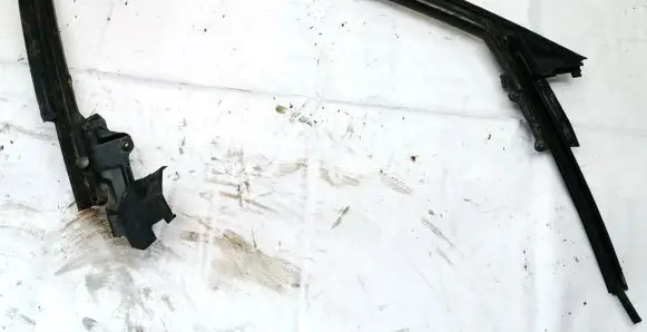 Audi 80 90 B3 Front door window/glass frame 893837350