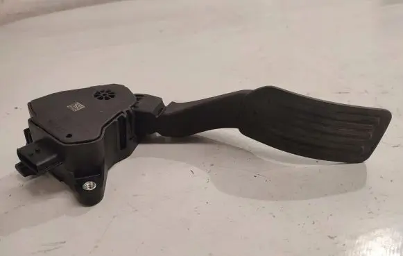 Nissan Juke I F15 Accelerator throttle pedal