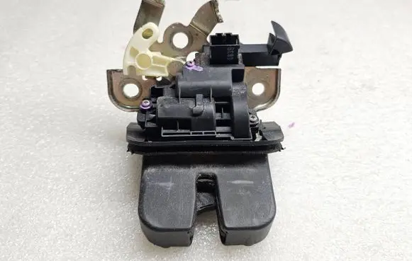 Audi A6 S6 C6 4F Tailgate/trunk/boot lock/catch/latch 4F9827520D