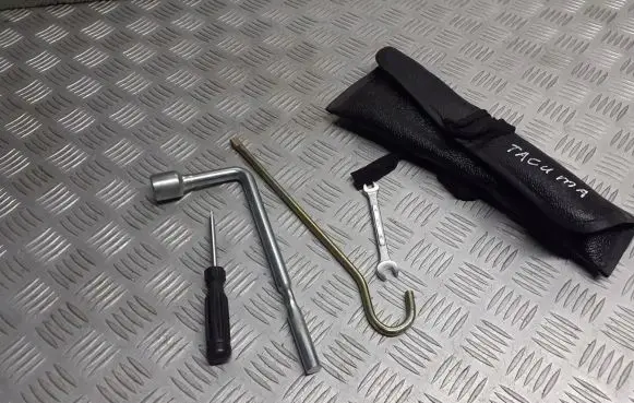 Daewoo Tacuma Wheel nut wrench 