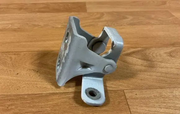 Opel Meriva B Front door lower hinge 2600CD2E