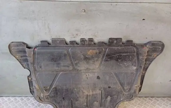 Seat Leon (5F) Engine splash shield/under tray 5Q0825236P