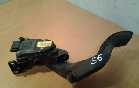 Accelerator throttle pedal