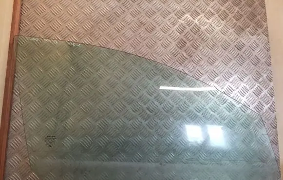 Volvo S80 Front door window glass four-door 43R001106