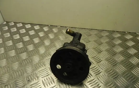 Ford Focus Power steering pump 133C VD11296