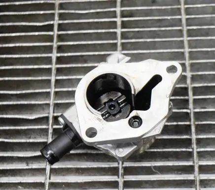 Nissan Qashqai Vacuum pump 705641000 146505272R