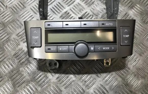 Toyota Avensis T250 Climate control unit 5590005261 55900-05261
