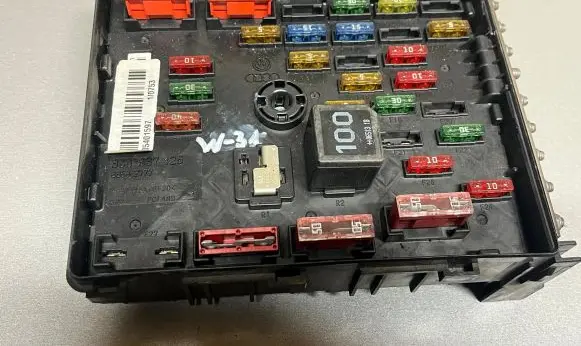Volkswagen PASSAT B6 Fuse module 63592777