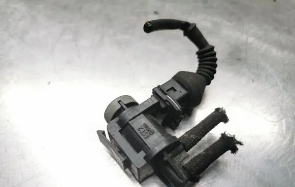 Audi A4 S4 B5 8D Turbo solenoid valve 1J0906283A
