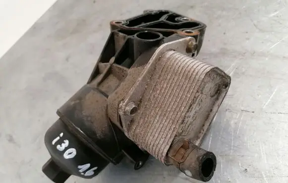 Hyundai i30 Oil filter mounting bracket 264102A300 1205031650V2