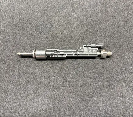 BMW 5 F10 F11 Fuel injector 8627842