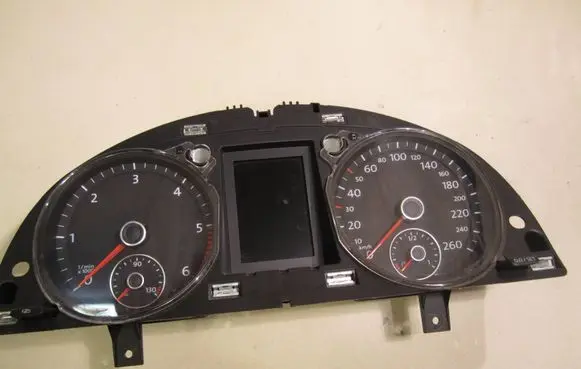 Volkswagen PASSAT B7 Speedometer (instrument cluster) 3AA920870D