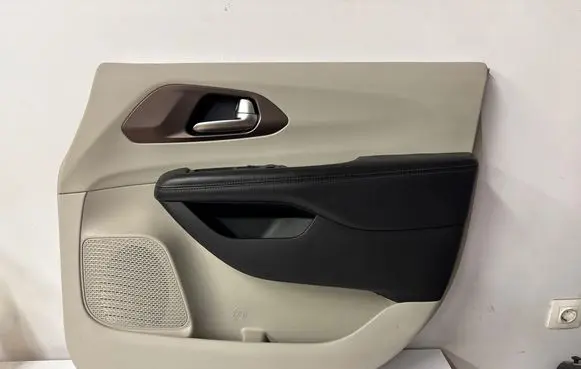 Chrysler Pacifica Front door card panel trim 565772313 6SZ392D2AD