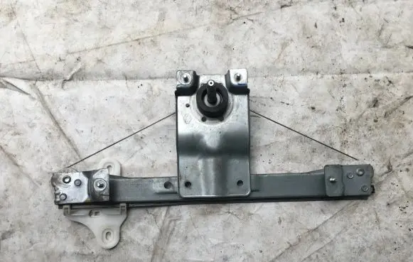 Renault Clio IV Rear door manual window regulator 827003722R