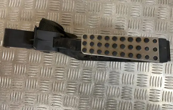 Mercedes-Benz C W203 Accelerator throttle pedal A1708000082 A2113010001