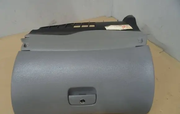Volkswagen PASSAT B5.5 Glove box