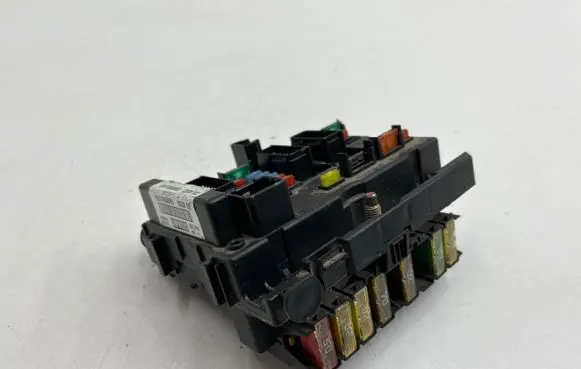Peugeot 206 Fuse module 9657608880