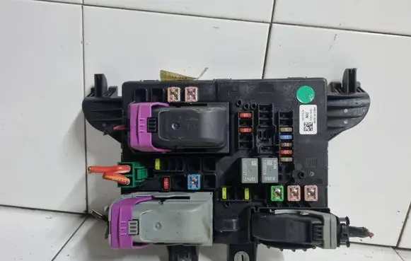 Opel Insignia A Fuse module 13277319