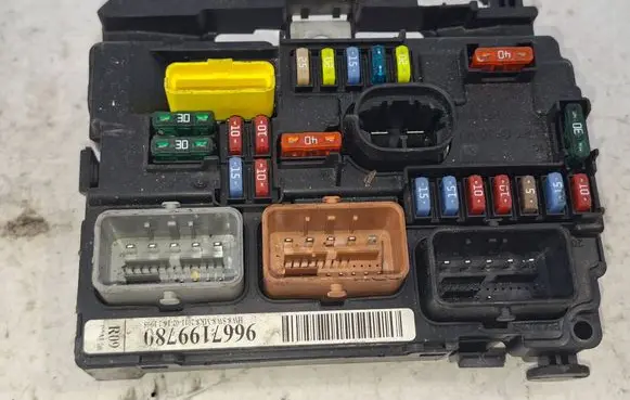 Citroen C3 Picasso Fuse module 9667199780