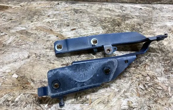 Infiniti G37 Engine bonnet/hood hinges