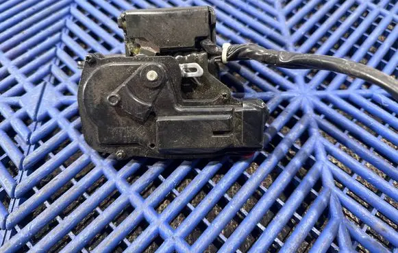 Toyota Prius (XW20) Loading door lock 5609