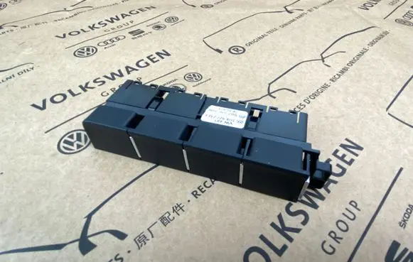 Volkswagen PASSAT B8 Tailgate/trunk/boot open switch 
