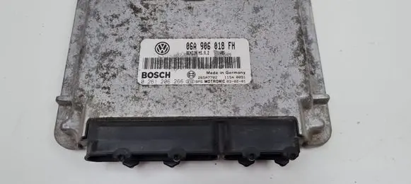 Skoda Octavia Mk1 (1U) Engine control unit/module 06A906018FH 0261206266 26SA7702