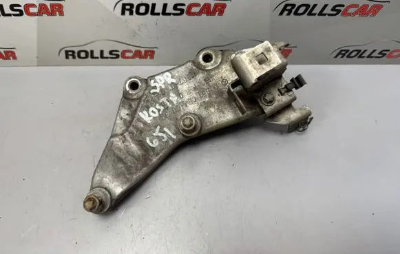 Engine mounting bracket