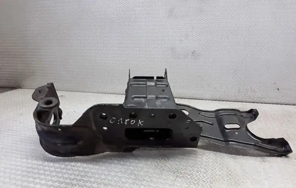 Mercedes-Benz C W203 Front bumper mounting bracket