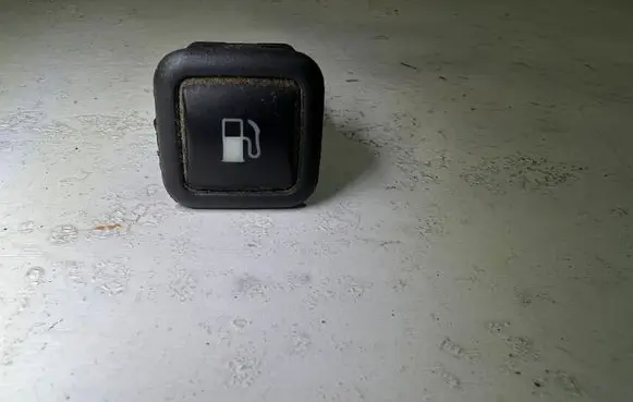 Volkswagen Golf IV Fuel tank opening switch 3B0959833A