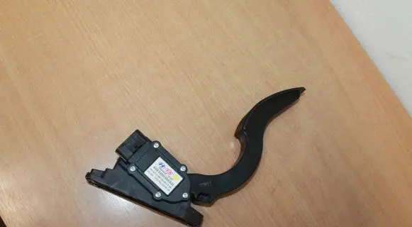 Hyundai Santa Fe Accelerator throttle pedal 327262B100
