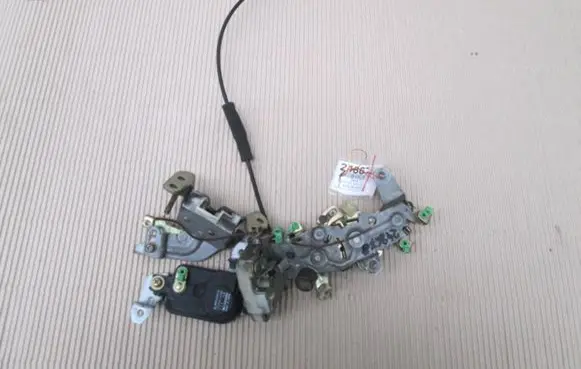 Mitsubishi Space Runner Front door lock