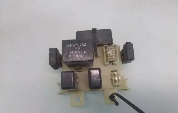 Mitsubishi L200 Relay mounting block 6890