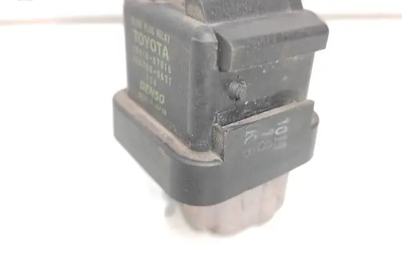 Toyota RAV 4 (XA30) Glow plug pre-heat relay 2861067010 1567000671