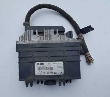 Volkswagen Golf III Engine control unit/module 0261203647 032906026G 26SA0000
