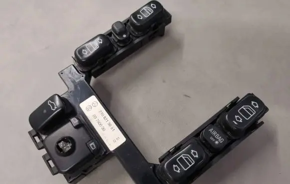 Mercedes-Benz E W210 Electric window control switch 2108213951 03750030