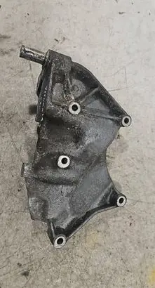 Opel Vivaro Power steering pump mounting bracket 