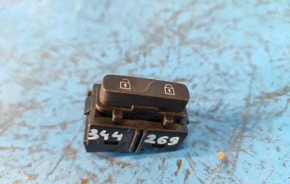 Volvo XC70 Central locking switch button 31343099