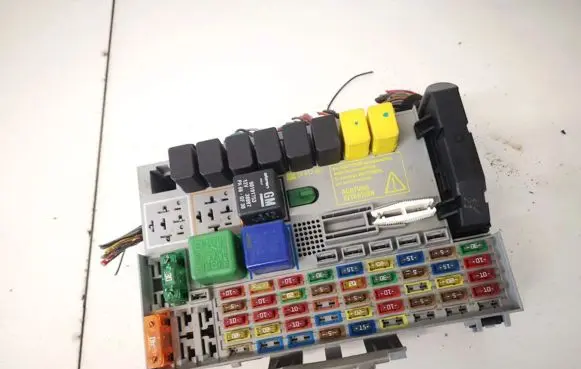 Opel Zafira A Fuse box set 24412497
