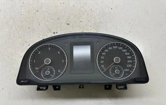 Volkswagen Touran II Speedometer (instrument cluster) 1T0920875N