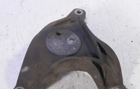 BMW 5 E39 Engine mounting bracket 1096080