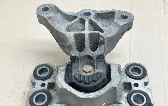 Volvo V70 Engine mount bracket 31401307 151014